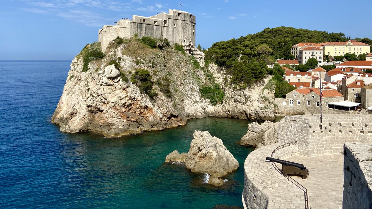 EstherChristina's tweet photo. Dubrovniks Altstadt mit der imposanten Stadtmauer, dem Alten Hafen und der Festung Lovrijenac. #Urlaub #Kroatien https://t.co/IKMDd31oAU