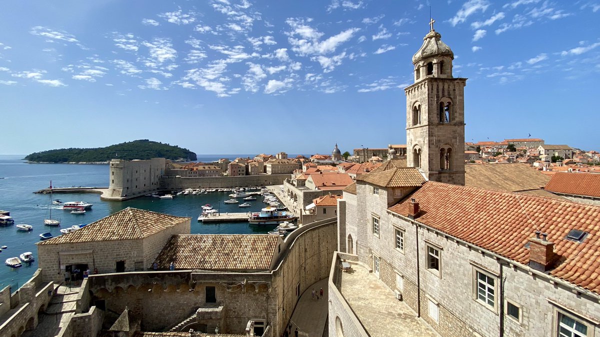 EstherChristina's tweet photo. Dubrovniks Altstadt mit der imposanten Stadtmauer, dem Alten Hafen und der Festung Lovrijenac. #Urlaub #Kroatien https://t.co/IKMDd31oAU