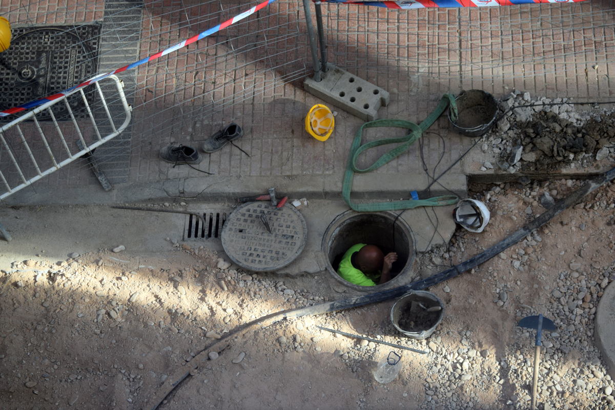JMDoradoFaces's tweet photo. the hole story #streetphotography #streetlife #citylife #streetscene #cityscene #Zaragoza #colorphotography #candidshot #snapshot #menatwork #publicworks #working #streetphoto #highangleshot #photoseries https://t.co/nzXFpUZ1T3