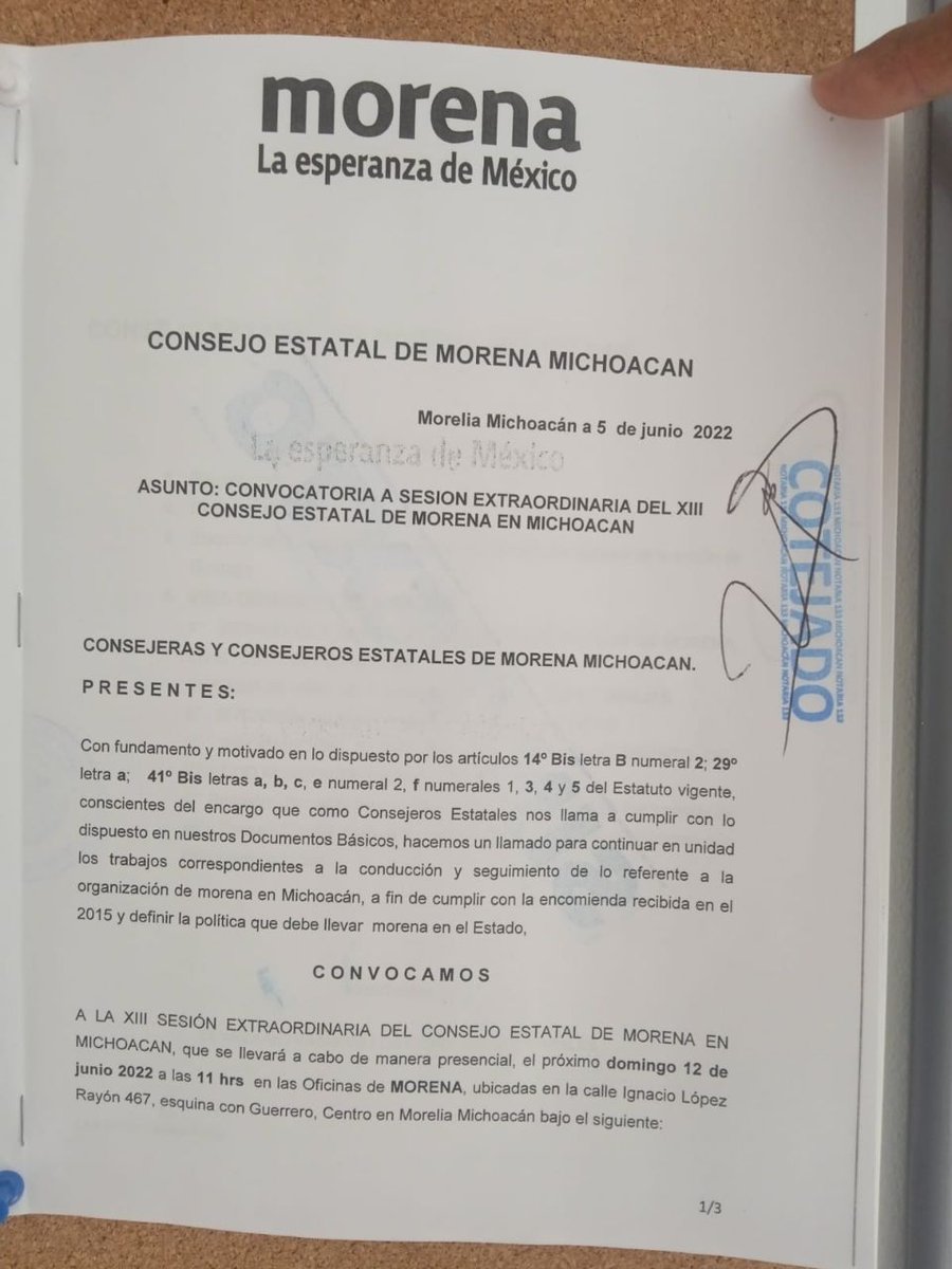 MichoacanMorena's tweet photo. Integrantes del Consejo Estatal de Morena Michoacán, colocaron en los estrados del comité ejecutivo estatal partidistas la convocatoria para la XIII sesión extraordinaria del consejo. https://t.co/uDLY2yABLx