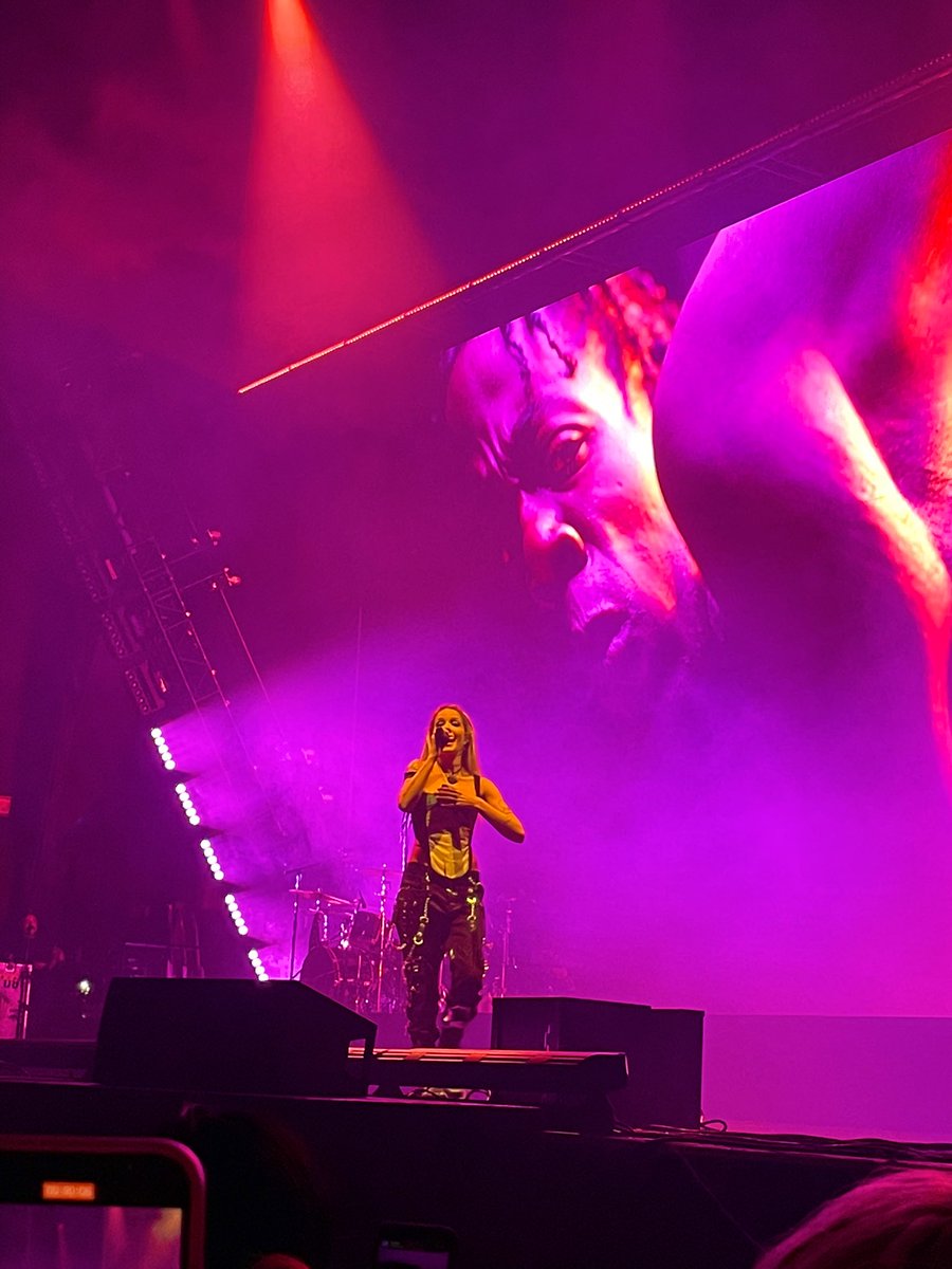 kvbaksh's tweet photo. @halsey life changing moment - seeing you live for the first time 💜 https://t.co/k2Y1jL82oC