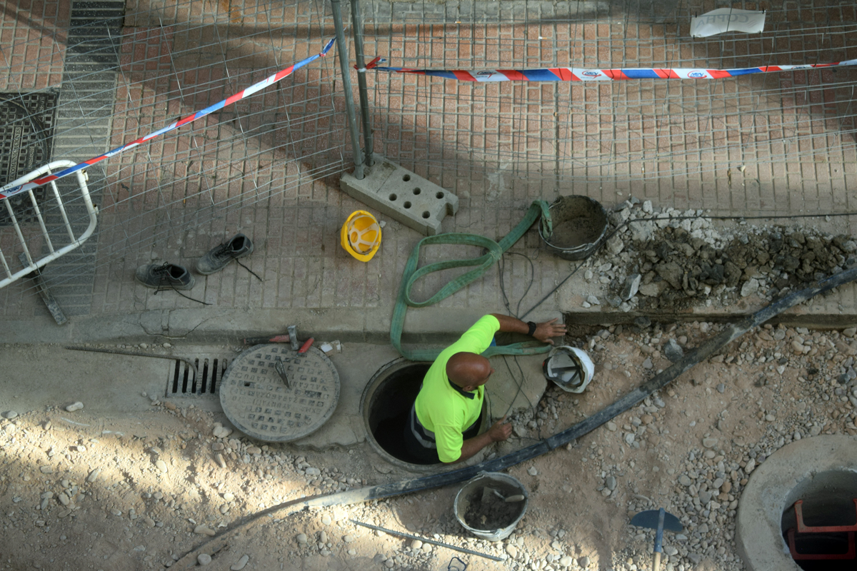 JMDoradoFaces's tweet photo. the hole story #streetphotography #streetlife #citylife #streetscene #cityscene #Zaragoza #colorphotography #candidshot #snapshot #menatwork #publicworks #working #streetphoto #highangleshot #photoseries https://t.co/nzXFpUZ1T3