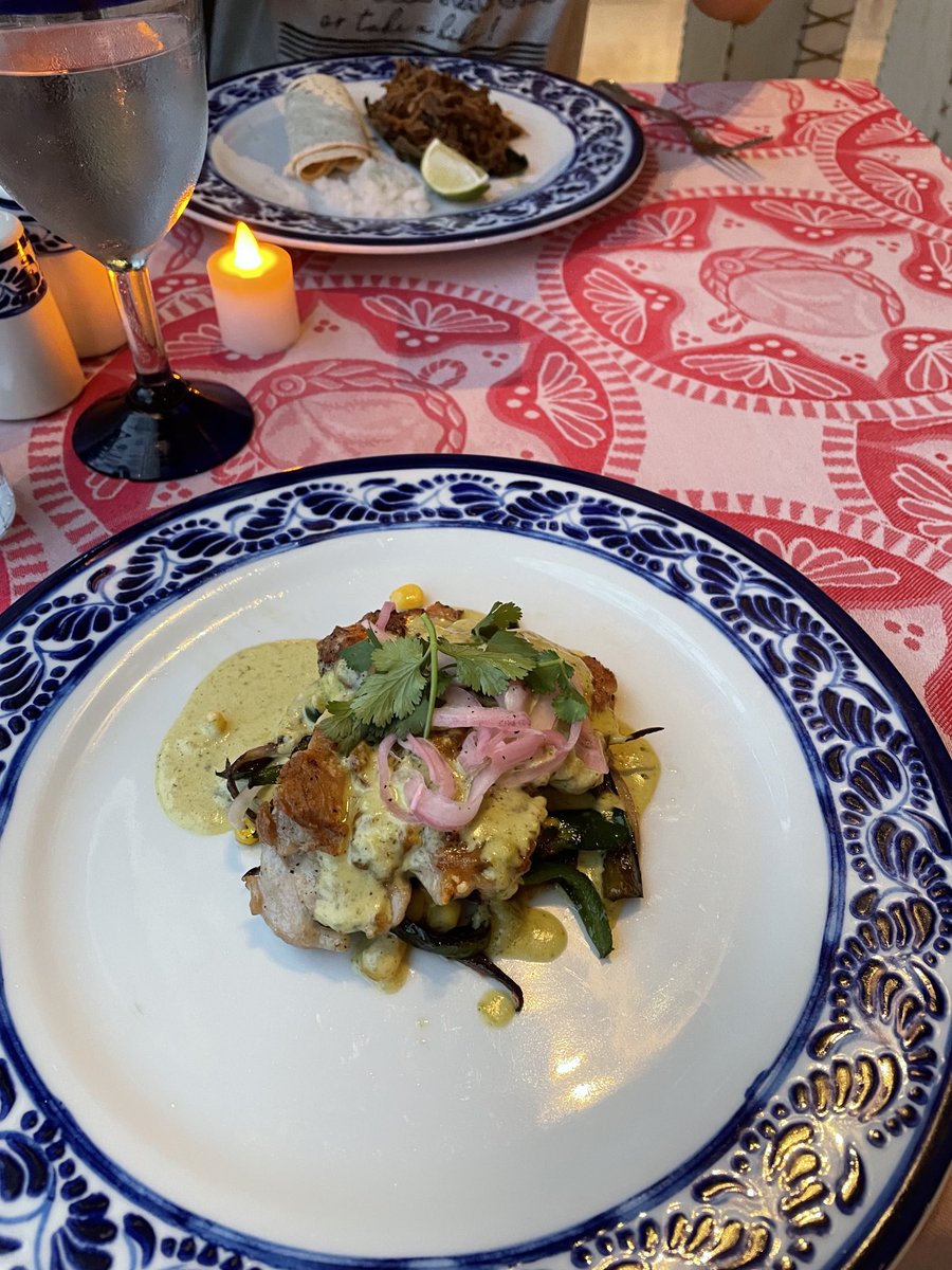 pgiamanco's tweet photo. A beautiful night with my Bride of 5 years in Mexico. This is the easy meal. I look forward to 3 more nights with my beautiful ⁦@tiffgiamanco⁩ https://t.co/a3KJNNebIN