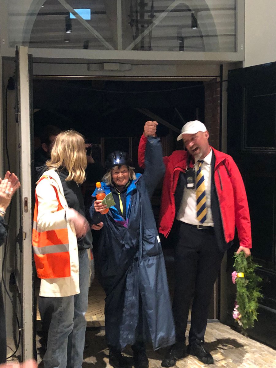 En daar is de laatste deelnemer! Deze dappere dame heeft haar medaille in ontvangst genomen en werd onder luid applaus onthaald in het stadhuis van #Bolsward. De #Fietselfstedentocht van 2022 zit er daarmee alweer op.