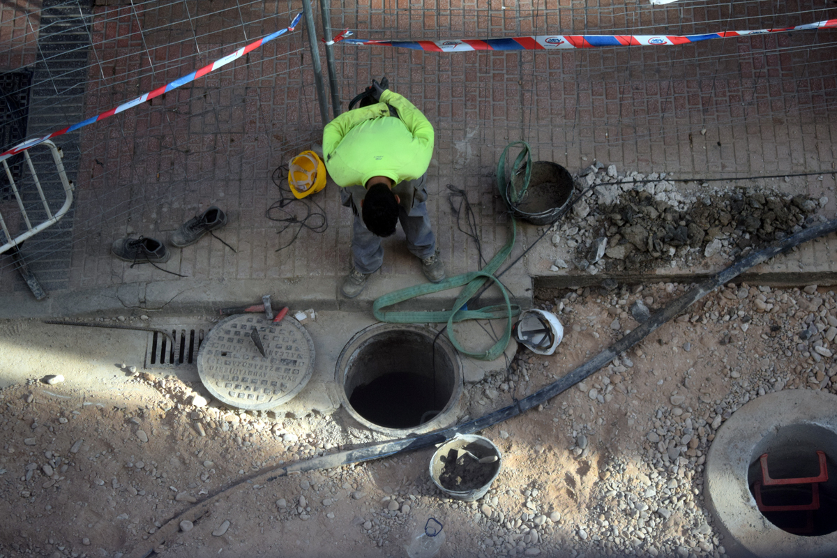 JMDoradoFaces's tweet photo. the hole story #streetphotography #streetlife #citylife #streetscene #cityscene #Zaragoza #colorphotography #candidshot #snapshot #menatwork #publicworks #working #streetphoto #highangleshot #photoseries https://t.co/nzXFpUZ1T3