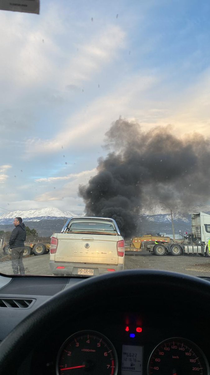mauriciomnoz's tweet photo. 🟢AHORA Trabajadores de la empresa constructora Santa Fe con obras en #Cochrane inician por tercera vez UN PARO y CORTE de CAMINO en #Ruta7 por incumplimiento de pagos y otros @biobio @RadioGenialFM @palabraderadio0 @mop_chile https://t.co/ObOUEMkAHz