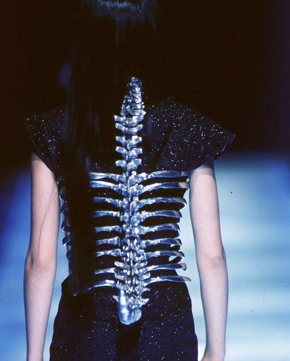 StreetFashion01's tweet photo. Alexander McQueen “Spine” Corset (1998) https://t.co/LufXP5yByC