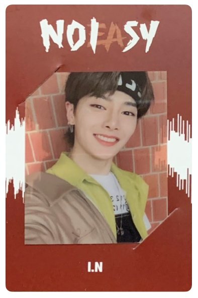 ilyhyunnie's tweet photo. también estoy cediendo al jeongin frame rojo del jewel noeasy a $1.400, si la quieren me hablan al dm porfa https://t.co/VdzaeHE1ss