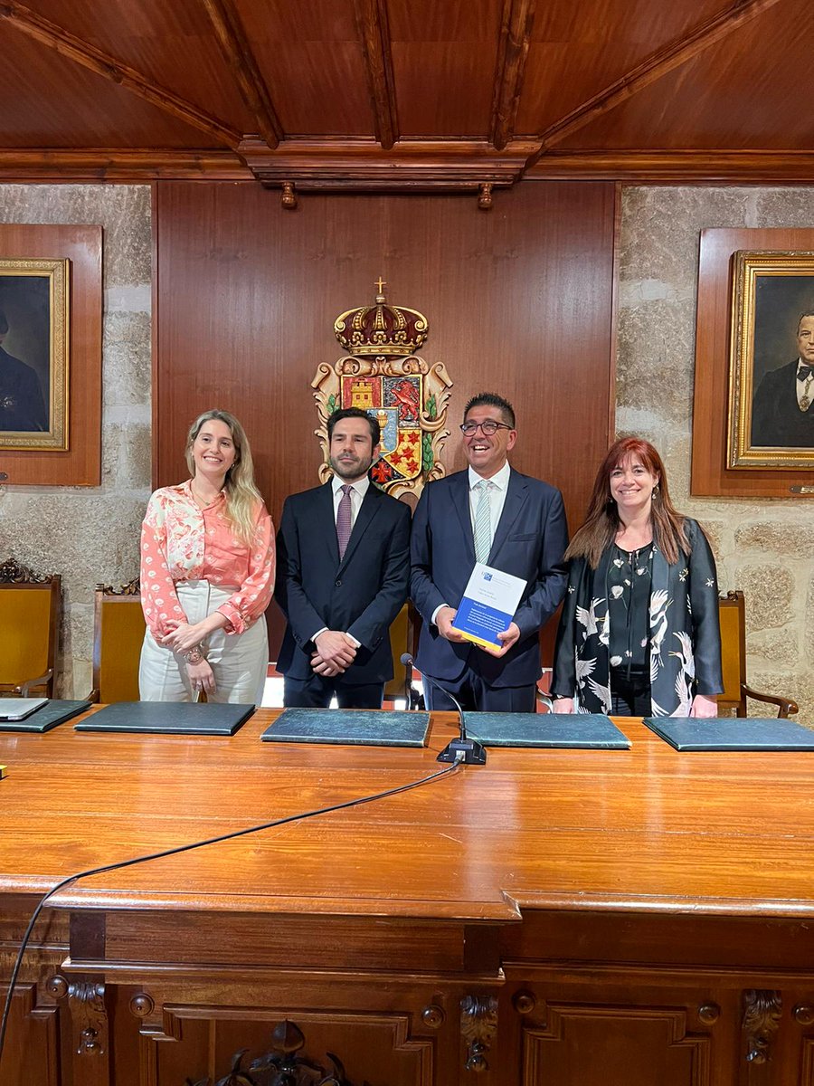 acrujeirasm's tweet photo. Encantada de dirigir la #TesisDoctoral de Ramón López de los Reyes, junto con @DiegoBellido2 y #FelipeCasanueva. Gracias a @raquelsanchezdr, @cristinatejerap  y @LuisSanchezGlln por participar como miembros del Tribunal. #Colorrectalcancer, #Cribado, #obesidad, #EpiEndoNut https://t.co/q6oSQJiHM3