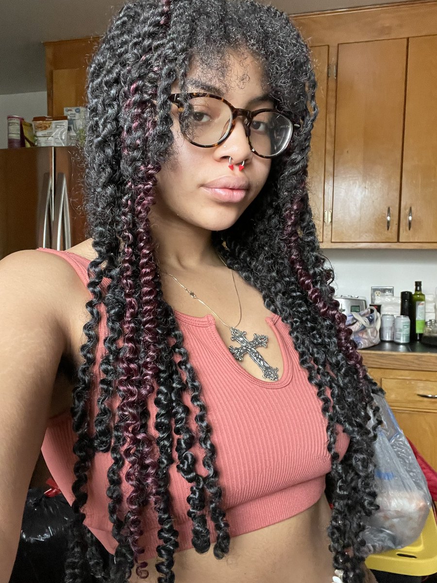matrizora's tweet photo. dawgg this phone a lil TOO hd https://t.co/BDQeJy0y3O