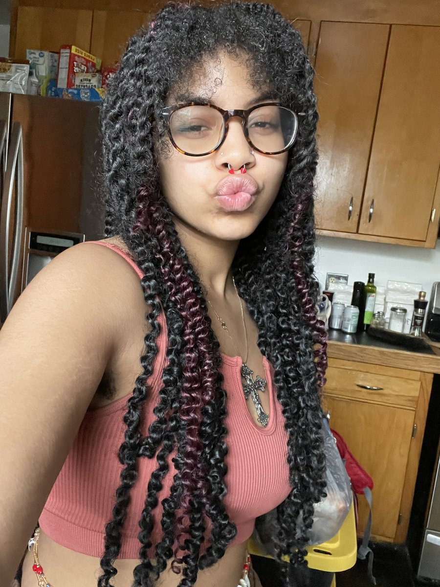 matrizora's tweet photo. dawgg this phone a lil TOO hd https://t.co/BDQeJy0y3O