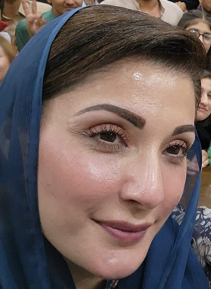 AfiMakhdoom's tweet photo. اتنے گہرے میک اپ پر کتنا وقت لگتا ہوگا ۔??? https://t.co/YTXbDi2IQA