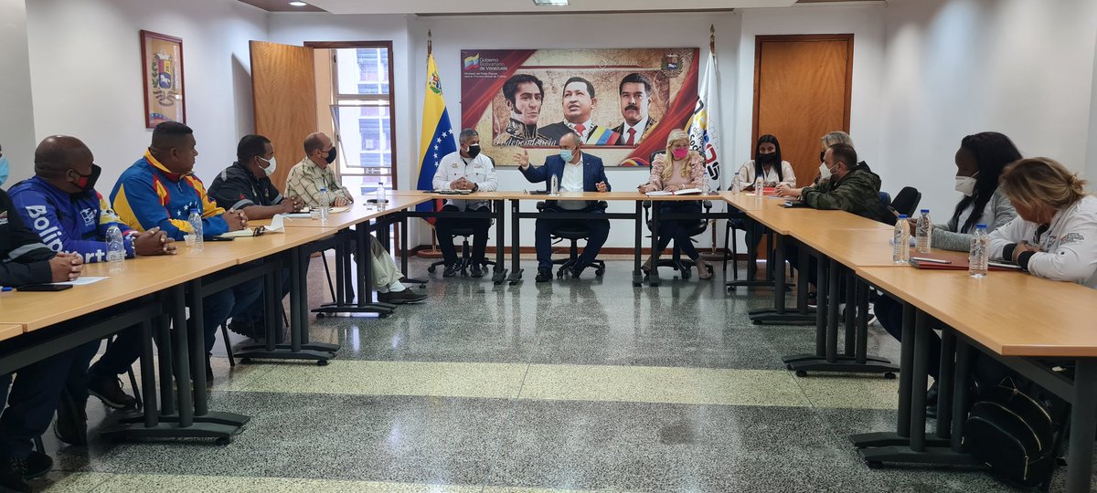 torrealbaf's tweet photo. Desde el @MinTrabajoVE nos reunimos junto al Presidente de @Bolipuertos_ .@IrwinAscanio para llevar a cabo la reinstalación de la primera convención colectiva, la cual beneficiará a 6.100 Trabajador@s junto a su núcleo familiar.

#1x10ConsolidaLaEficiencia @NicolasMaduro https://t.co/TmiSvVkYgC