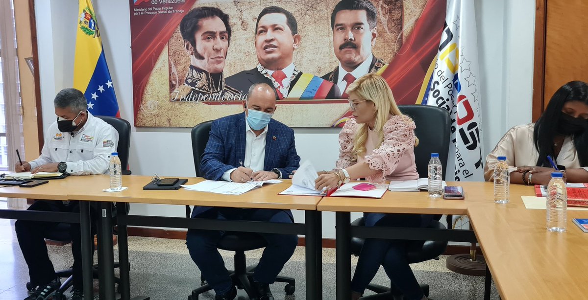 Francisco Torrealba (@torrealbaf) on Twitter photo Desde el <a href="/MinTrabajoVE/">Min. Proceso Social de Trabajo</a> nos reunimos junto al Presidente de @Bolipuertos_ .<a href="/IrwinAscanio/">Irwin Ascanio</a> para llevar a cabo la reinstalación de la primera convención colectiva, la cual beneficiará a 6.100 Trabajador@s junto a su núcleo familiar.
#1x10ConsolidaLaEficiencia <a href="/NicolasMaduro/">Nicolás Maduro</a> Desde el <a href="/MinTrabajoVE/">Min. Proceso Social de Trabajo</a> nos reunimos junto al Presidente de @Bolipuertos_ .<a href="/IrwinAscanio/">Irwin Ascanio</a> para llevar a cabo la reinstalación de la primera convención colectiva, la cual beneficiará a 6.100 Trabajador@s junto a su núcleo familiar.
#1x10ConsolidaLaEficiencia <a href="/NicolasMaduro/">Nicolás Maduro</a>