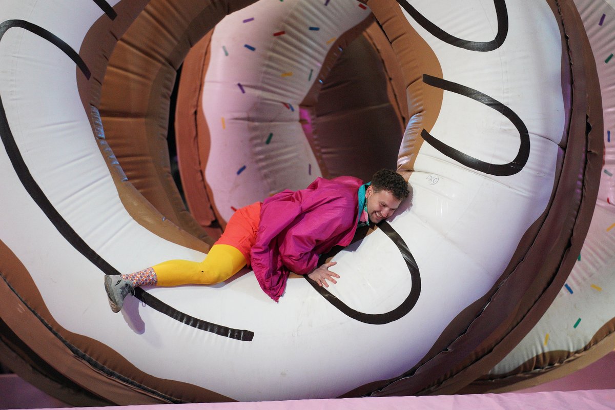 holeymoleyabc's tweet photo. Whatever you do, do-nut miss tonight's episode of #HoleyMoley 🍩😋 Tune in at 8/7c and Stream on Hulu! #Golf https://t.co/4oaWRFQWRD