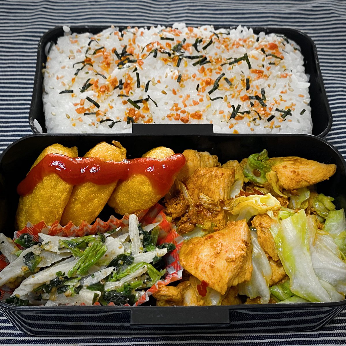 shooooonosu's tweet photo. 135回目弁当。
イベントが1つ終わり、やっと育児と仕事に集中できそうです。疲れたლ(╹◡╹ლ)
#鶏むねピリ辛炒め
#チキンナゲット
#ほうれん草ごぼうゴママヨ和え
#お弁当記録 https://t.co/5bNbJP7aCu