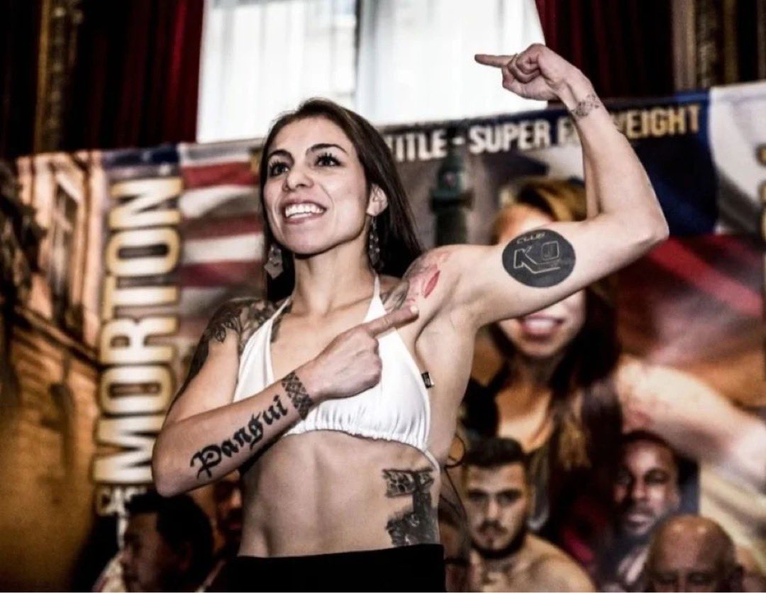 DanielaAsenjoG's tweet photo. Del Sur de Chile, Valdivianos,de la Corvi y de Los Barrios Bajos,de ahí somos. ✊🏾💜

Transmisión ➡️ @tvfightnation (Valor: 5 Euros

Va por el título mundial Súper Mosca de la IBO EL 7 de Junio en Paris, Francia 🇫🇷 
#Valdiviacl #Chile @radio_austral https://t.co/O7W8tCwA7y