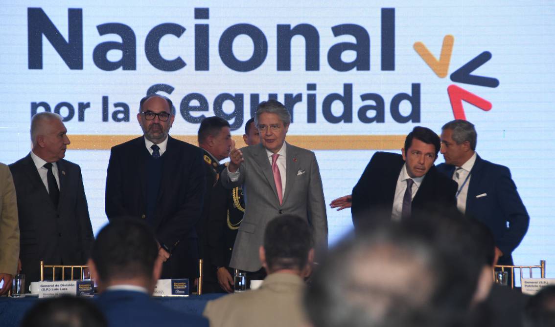 eluniversocom's tweet photo. En primer encuentro por la seguridad con alcaldes y prefectos, Gobierno anuncia que comprará equipos contra el crimen organizado; alcaldesa de Guayaquil dice que salieron como entraron ► https://t.co/eocr1clHzC https://t.co/jPBx89d7i6