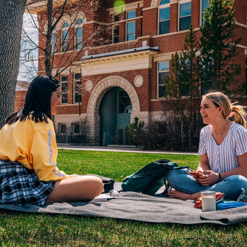 SnowCollege's tweet photo. Get out with friends, enjoy your time with them, make memories.
#friendsareawesome #snowcollege #roommates https://t.co/TnGVgEfLge