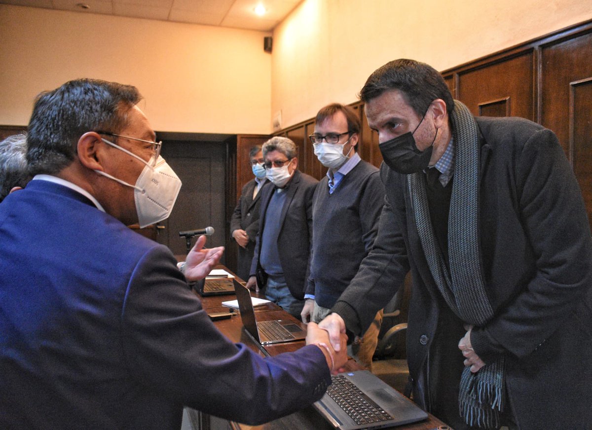 LuchoXBolivia's tweet photo. Me formé en aulas de la #UMSA y, ahora, tengo el honor de dictar clases en esta prestigiosa universidad. Hoy participamos de la evaluación para garantizar la calidad educativa de la Carrera de Economía y poder acreditarla ante los países del #MERCOSUR.
¡Orgulloso ser de la UMSA! https://t.co/vodcAzlNHr