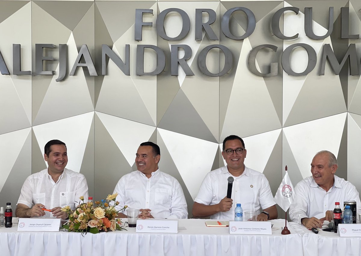 JACentenoR's tweet image. Iniciativa privada, gobierno, academia y sociedad, trabajando en coordinación.

En el marco de la sesión de consejo, firmamos convenio con la @UniAnahuacMayab, en presencia de mi amigo alcalde @RenanBarrera

Equipo #VisiónDeFuturo @APaulinaLopezL @claudia_delah @jorge_charruf 🙌🏻