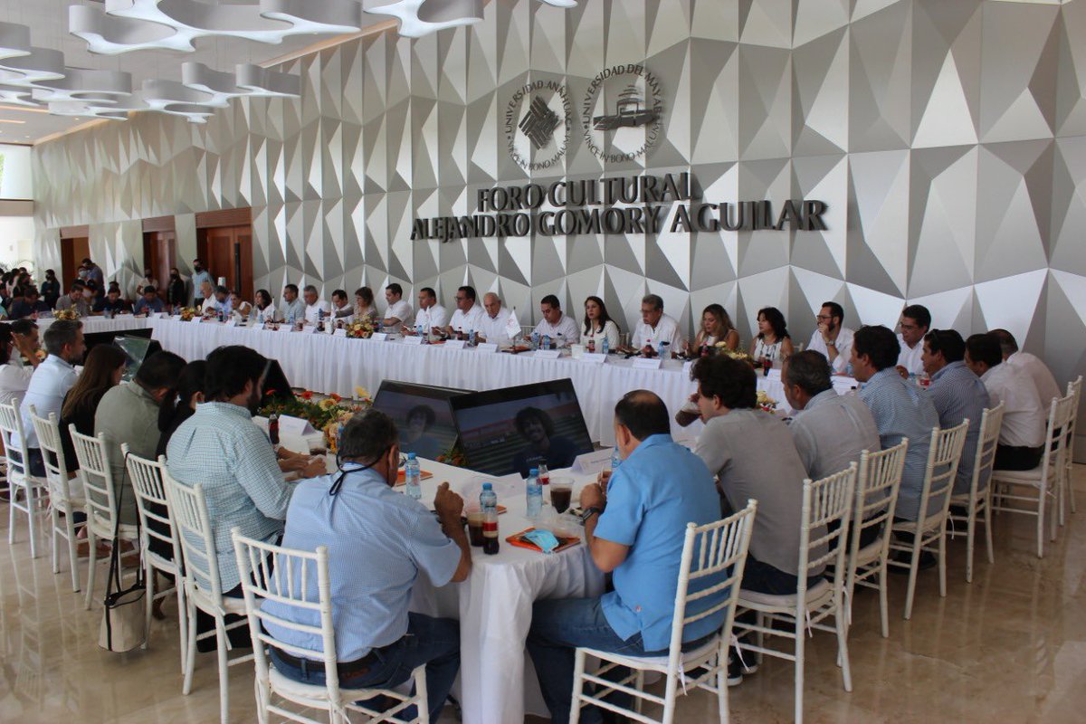 JACentenoR's tweet image. Iniciativa privada, gobierno, academia y sociedad, trabajando en coordinación.

En el marco de la sesión de consejo, firmamos convenio con la @UniAnahuacMayab, en presencia de mi amigo alcalde @RenanBarrera

Equipo #VisiónDeFuturo @APaulinaLopezL @claudia_delah @jorge_charruf 🙌🏻