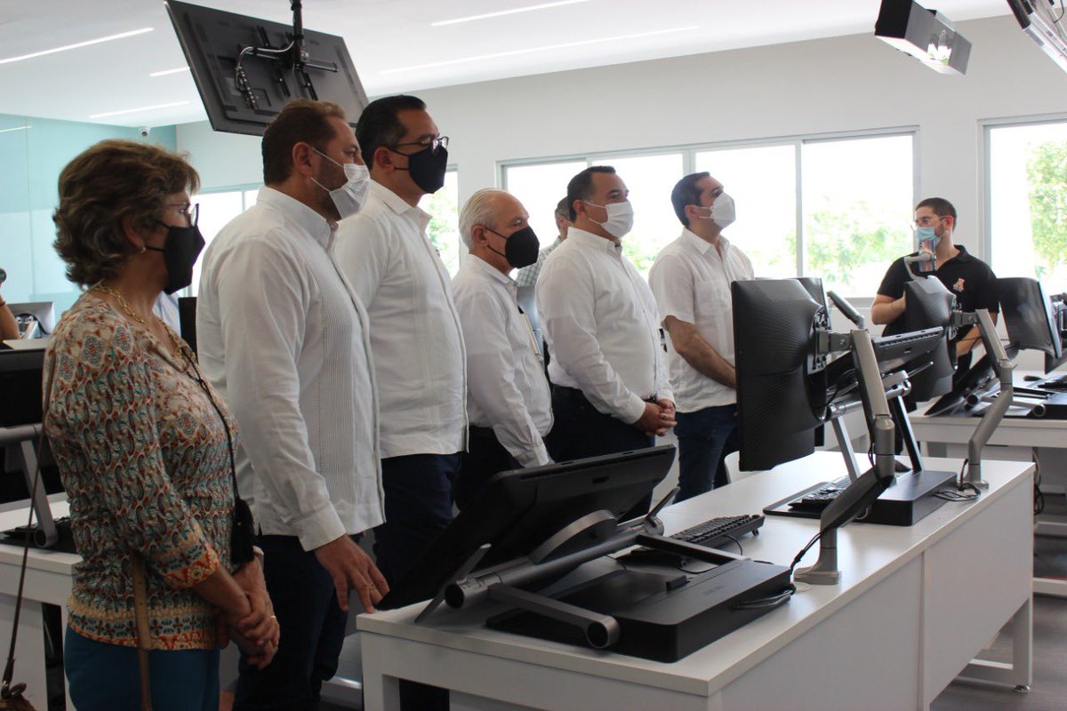 JACentenoR's tweet image. Iniciativa privada, gobierno, academia y sociedad, trabajando en coordinación.

En el marco de la sesión de consejo, firmamos convenio con la @UniAnahuacMayab, en presencia de mi amigo alcalde @RenanBarrera

Equipo #VisiónDeFuturo @APaulinaLopezL @claudia_delah @jorge_charruf 🙌🏻