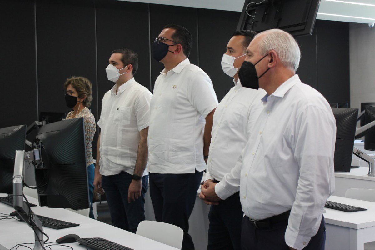 JACentenoR's tweet image. Iniciativa privada, gobierno, academia y sociedad, trabajando en coordinación.

En el marco de la sesión de consejo, firmamos convenio con la @UniAnahuacMayab, en presencia de mi amigo alcalde @RenanBarrera

Equipo #VisiónDeFuturo @APaulinaLopezL @claudia_delah @jorge_charruf 🙌🏻