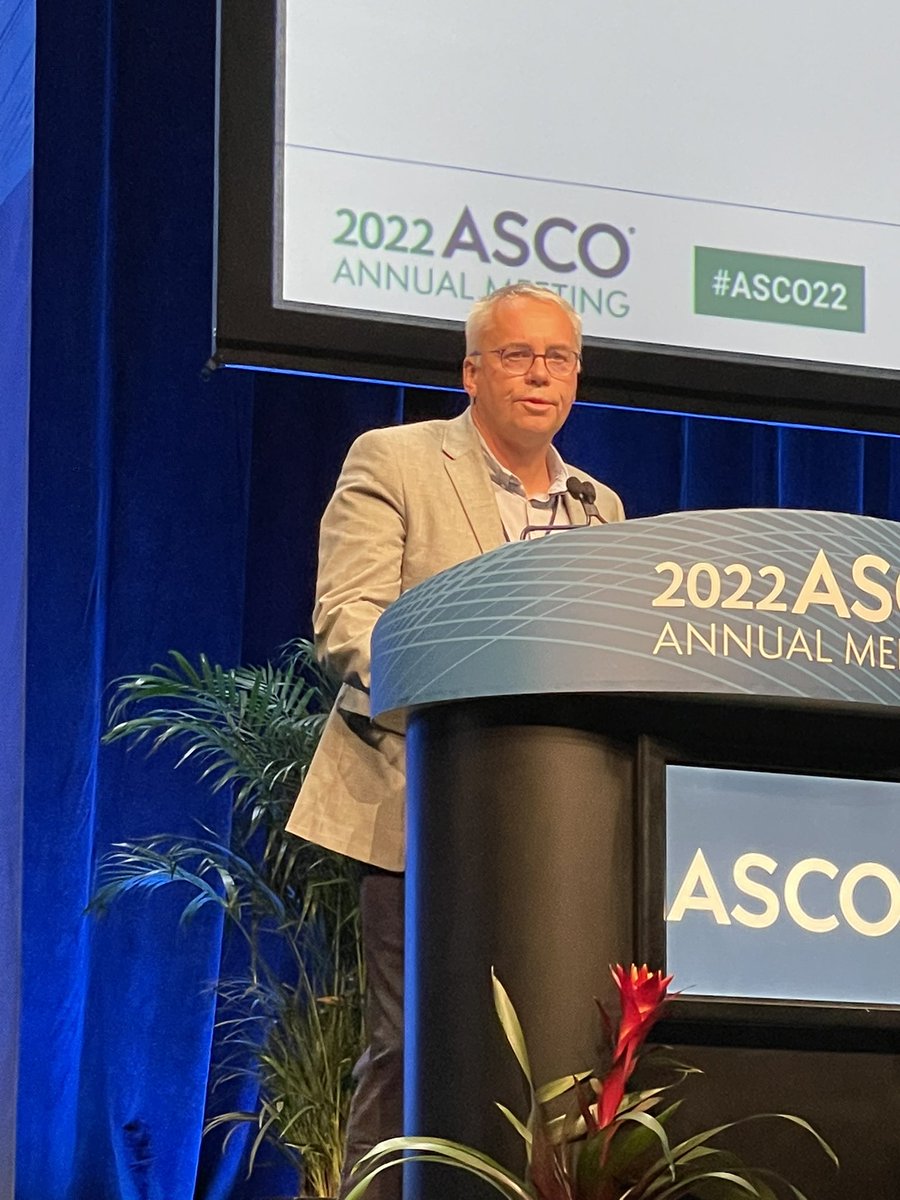 Congratulation to <a href="/LenaHerve1/">Lena Herve</a> at #ASCO2022 for the presentation of the results of ENERGY trial. Another study concerning elderly nsclc patients from <a href="/myGFPC/">GFPC</a>