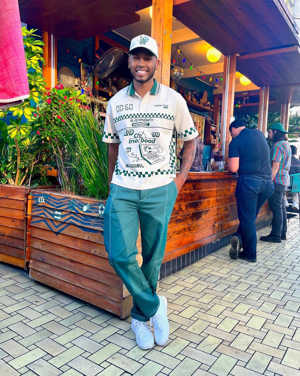 My summer diet is just Rosé and calamari 🍸