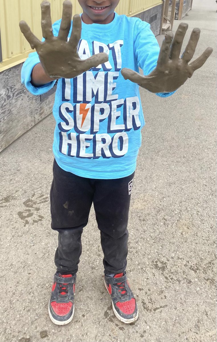 InquiringKs's tweet photo. How lucky is K4 @TribuneDrive? As @j_diplock visits K3 she engages with &amp; records our K’s as they explore a mud puddle: ‘I made a ball’, ‘I made roti’, ‘When we put our hands on the ground with mud on them, they pick up the dirt &amp; it feels scratchy.’ Thanks Ms D for valuing play. https://t.co/KIB6d8IJOi