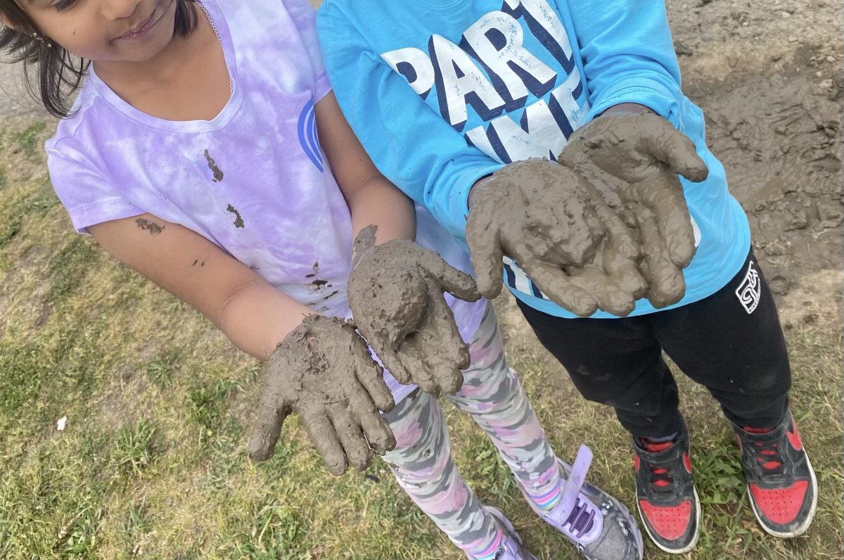 How lucky is K4 <a href="/TribuneDrive/">Tribune Drive P.S.</a>? As <a href="/j_diplock/">Ms Diplock</a> visits K3 she engages with &amp; records our K’s as they explore a mud puddle: ‘I made a ball’, ‘I made roti’, ‘When we put our hands on the ground with mud on them, they pick up the dirt &amp; it feels scratchy.’ Thanks Ms D for valuing play.