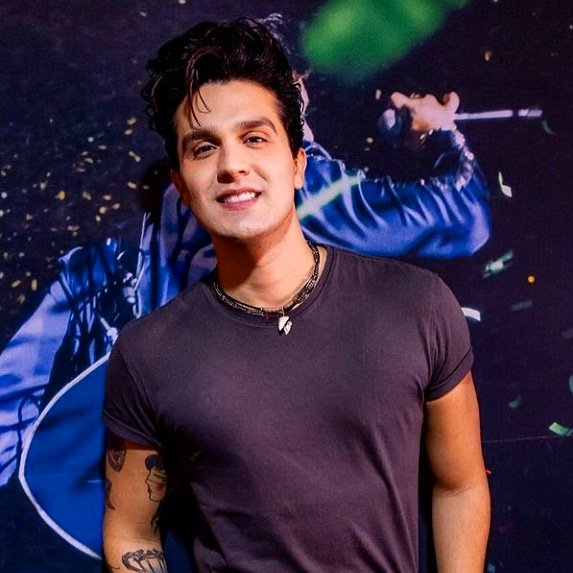 Meu amor por você resiste ao tempo, a distância e a todo o resto... 🥰 <a href="/luansantana/">Luan Santana</a>