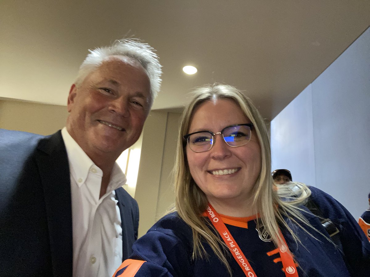 Tdot_299's tweet photo. @andy_moog35 We love you @andy_moog35 !!! Thank you for the picture Saturday Night! 😊#35forever #gooilers https://t.co/xRtWft6OK9