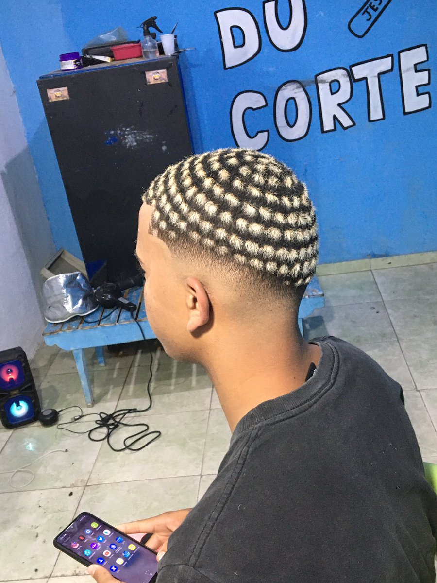 Esse alinhado 📐📐❤️ #corteamericano🇺🇸 
#cortesmasculinos 
#cortedefavela✔✂💈 
#fadedequalidade
#fade 
#régua 
#reguamaxima 
#régua 
#fadedequalidade 
#barbershop #barber #barbeirosbrasil #barbearia #fadebrasil #reguadodia #fadedequalidade #fademaster #barbeirosbrasil #fadedodi