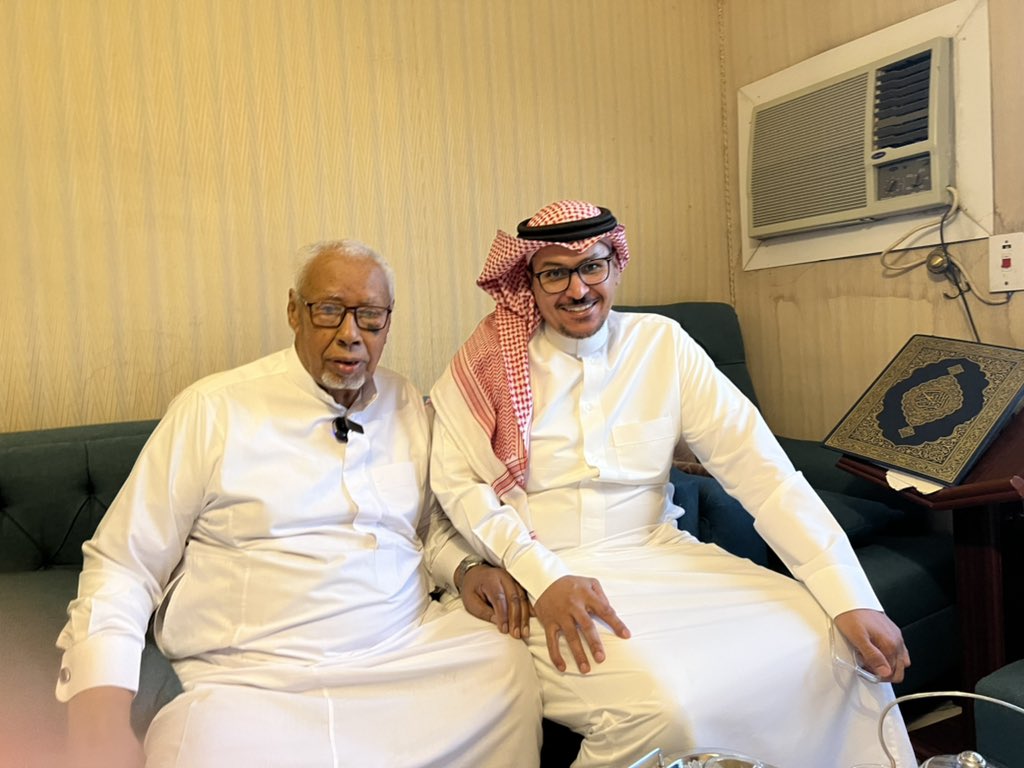 العم سليمان بن بديّع إستقر في الرياض في نهاية الخمسينات الهجرية قادما من الدرعية.. يروي قصص جميلة من #ذاكرة_الرياض .. قريبا سيتم نشرها في حلقة في قناتي باليوتيوب ..