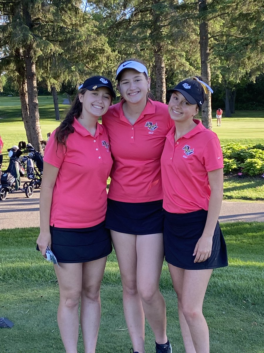 With that par putt Tara Dudley wraps up the 2022 golf season. We would like to thank the seniors for their leadership and commitment to golf and the classroom.