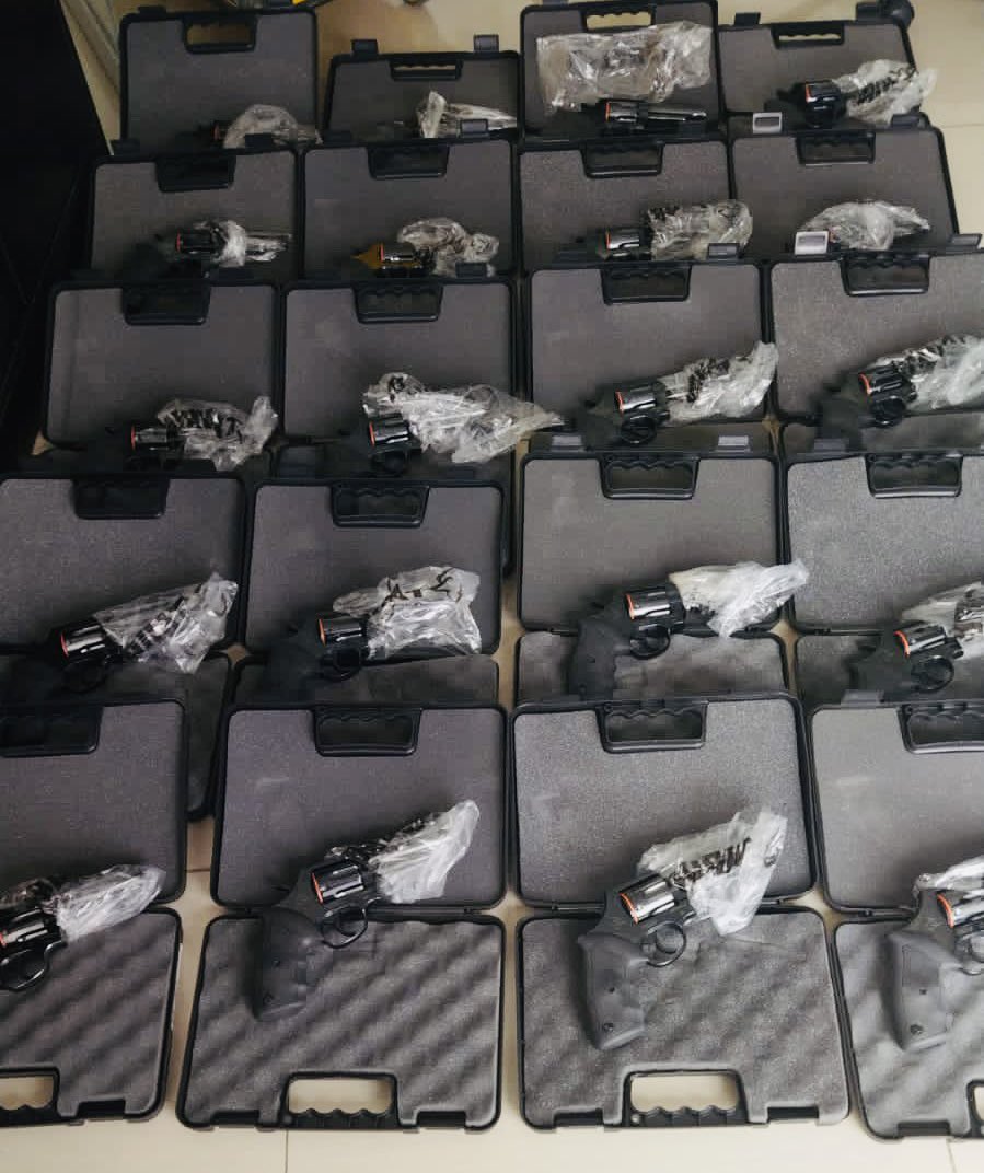 SucamecPeru's tweet photo. #SucamecTeInforma | 50 #ArmasDeFuego, fueron incautadas por personal de fiscalización a una empresa de seguridad en #Lima por no contar con la autorización correspondiente. Las armas fueron internadas en los almacenes en la #Sucamec de la sede central.
#PrevenirYServir. https://t.co/XnXZEdVxSo