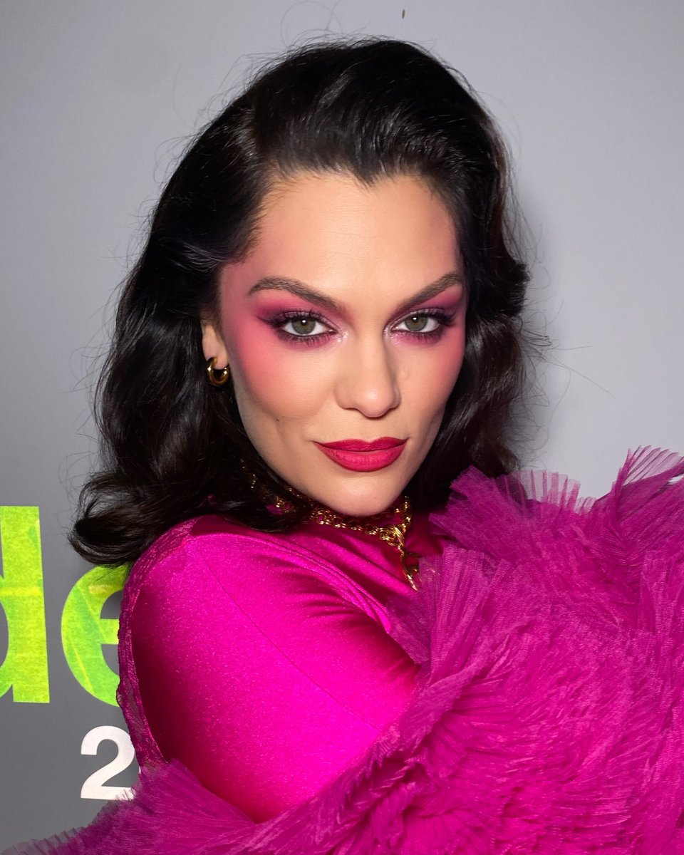 KVDBeauty's tweet photo. // FUCHSIA FUSION //
Global Veritas Artist Anthony Nguyen used a full face of #KVDBEAUTY on #JESSIEJ for #WEHOPRIDE OFFICIALLY OUT LOUD music festival.

+ #TATTOOPENCILLINER Violet Hematite
+ #SUPERPOMADE Aubergine + Magenta
+ #EVERLASTINGBLUSH Poppy
+ #EPICKISS Lipstick Grrrowl https://t.co/4wmoQtCpGP