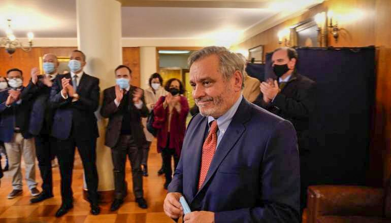 derechouchile's tweet photo. Profesor Pablo Ruiz-Tagle es reelecto como Decano de la Facultad de Derecho de la Universidad de Chile para el cuatrienio 2022-2026. El académico obtuvo el 88.3% de las preferencias. Más detalles aquí 👉 https://t.co/dVbir2ds9q https://t.co/VS64BO1r4B