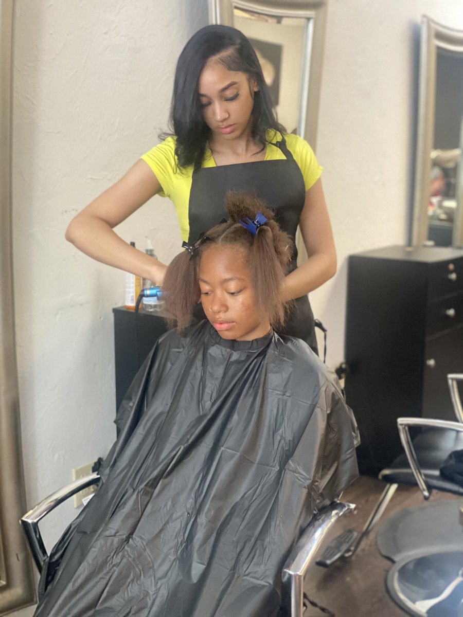 CHUHRoxMid's tweet photo. Thank you to The W Salon who provided free services to 20 Rox Students today! Special shout-out to Andreda & WWP for organizing this amazing event! Looking forward to the next one. #ladiesofleadership #roxmid https://t.co/lgfK0X8XPm