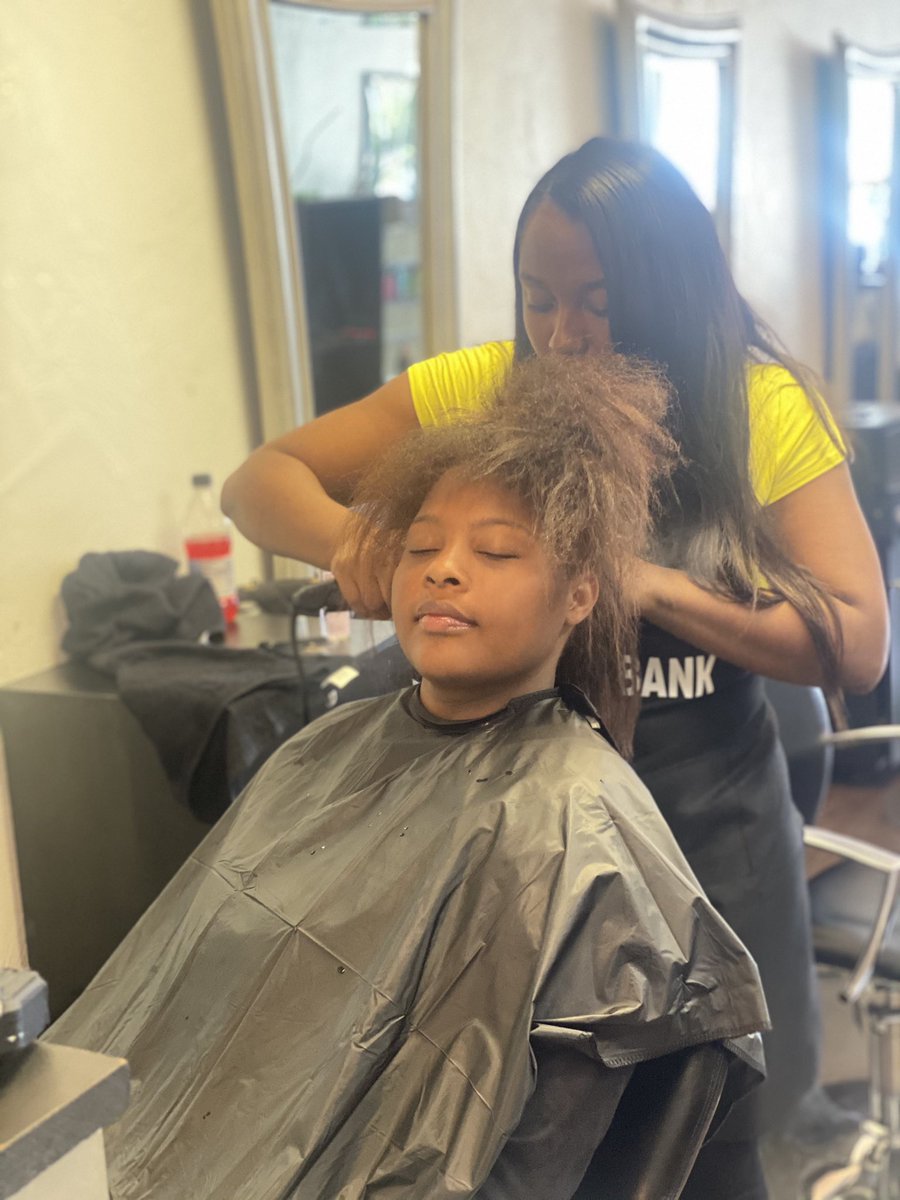 CHUHRoxMid's tweet photo. Thank you to The W Salon who provided free services to 20 Rox Students today! Special shout-out to Andreda & WWP for organizing this amazing event! Looking forward to the next one. #ladiesofleadership #roxmid https://t.co/lgfK0X8XPm