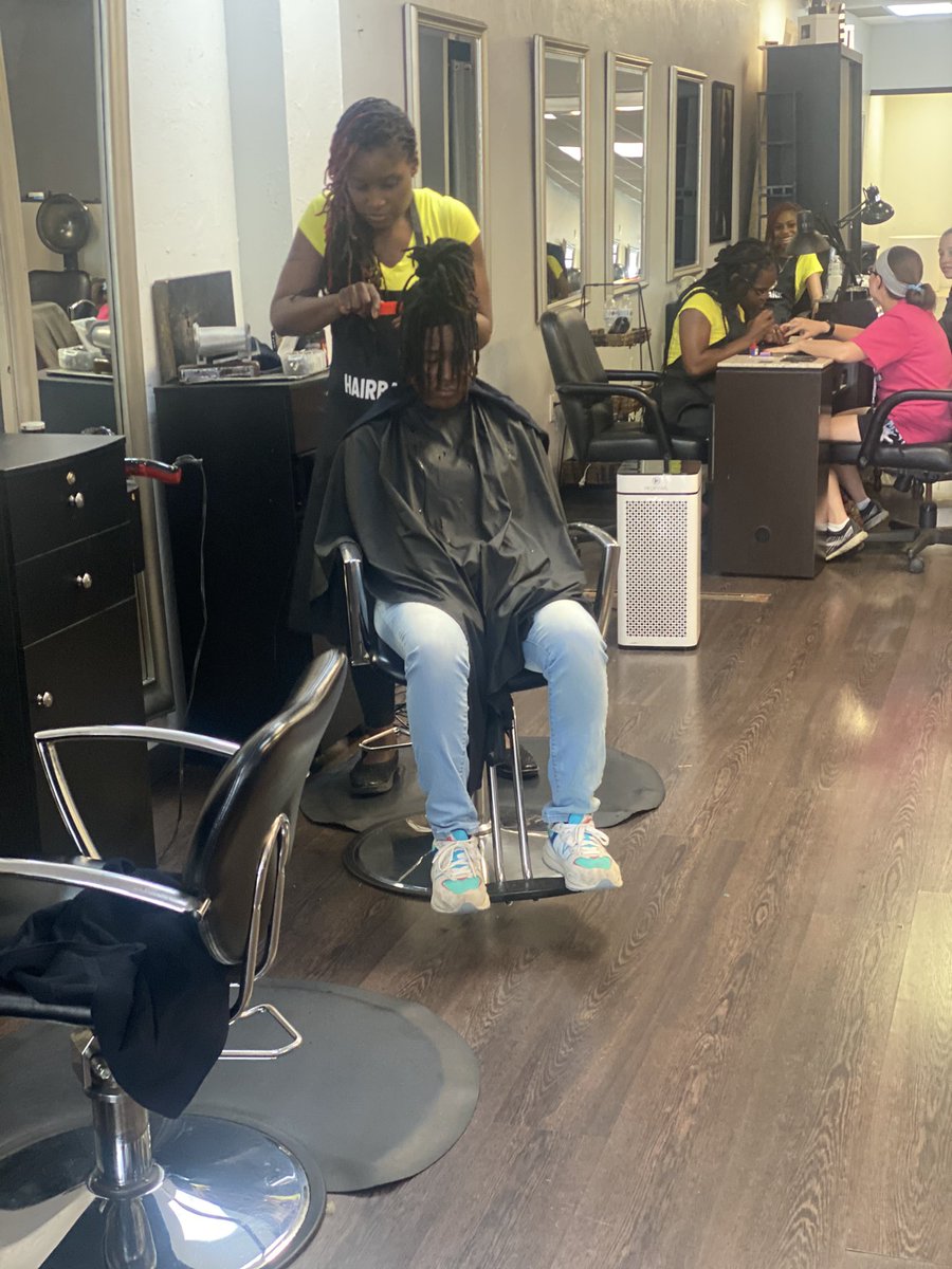 CHUHRoxMid's tweet photo. Thank you to The W Salon who provided free services to 20 Rox Students today! Special shout-out to Andreda & WWP for organizing this amazing event! Looking forward to the next one. #ladiesofleadership #roxmid https://t.co/lgfK0X8XPm