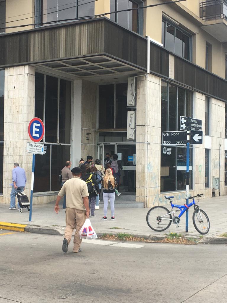 A partir del miércoles 8/06, el boleto estudiantil se retira en la sede de la dirección de Transporte ubicada en Roca 3201, esquina avenida Independencia, entre las 8.15 y las 14.
El trámite sigue vigente y en este link está todo lo que tenés que saber bit.ly/3sGKm15.