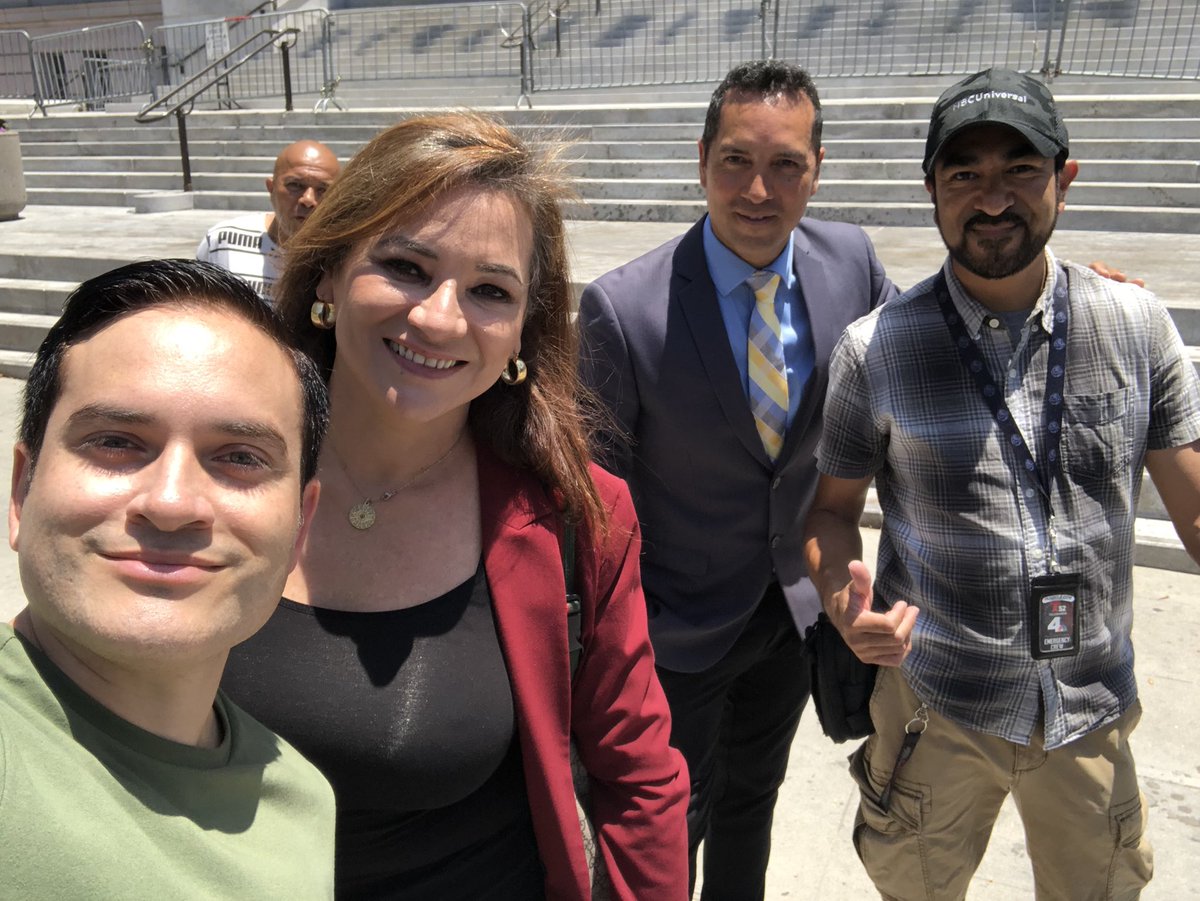 chriscabezastv's tweet photo. Hispanic journalists at work! Cecilia Bográn, José Luis Muñoz, Ferras & myself cubriendo la caravana de vendedores ambulantes en Los Ángeles #paleteros #fruteros #loncheras https://t.co/CybavLJuLL