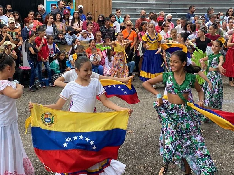 Disfrutamos la alegría de nuestro pueblo🙌🏻

Gracias a nuestra gente de #Ayacucho por la receptividad y apoyo seguimos de la mano trabajando por nuestro Municipio.

#FeriasYFiestasSanJuanDeColon🎉
#SiSePuede🟢🔴🟡 
#Yo💙Colon