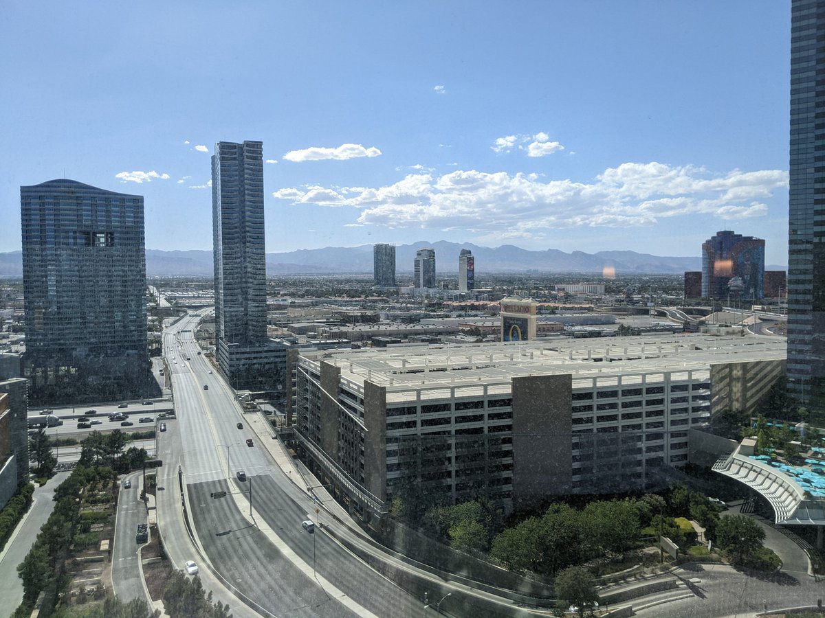 n8bt's tweet photo. Hello from Vegas. #Hotelroomviews #InfoComm22 https://t.co/gsxQN4dAyv