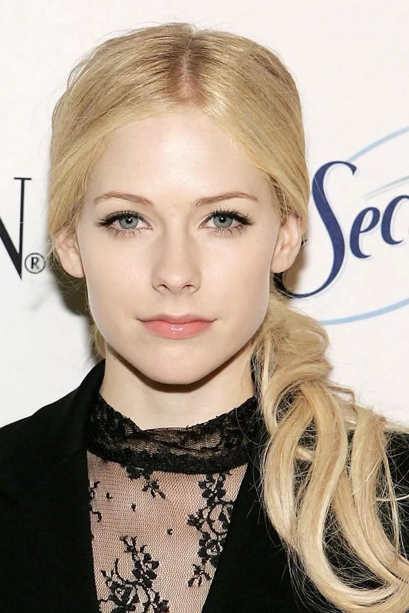 Udelade rytme Tilsvarende Avril Lavigne Daily 🇵🇭 on Twitter: "Avril Lavigne without heavy eye  make-up, that's the tweet https://t.co/bzK3MqIz0j" / Twitter