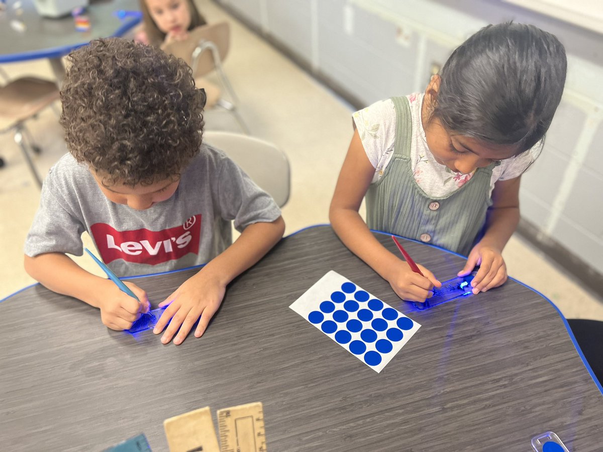 MESMustangsTN's tweet photo. Kindergarten and 4th Grade made these awesome LED name badges in STEM class today! This activity helps students learn about optics and circuitry through an engaging art activity. #sumnerachieves #summerscholars2022 https://t.co/S1YkylnHFR