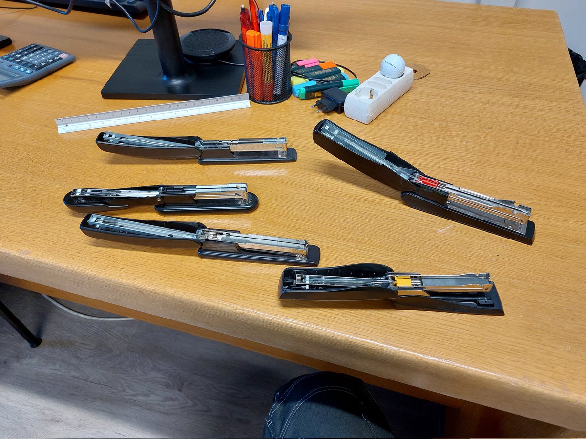 Latasin toimiston kaikki nitojat. Olen siis sankari! #toimistohommia